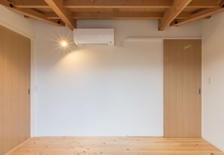 寝室の入口側を見る