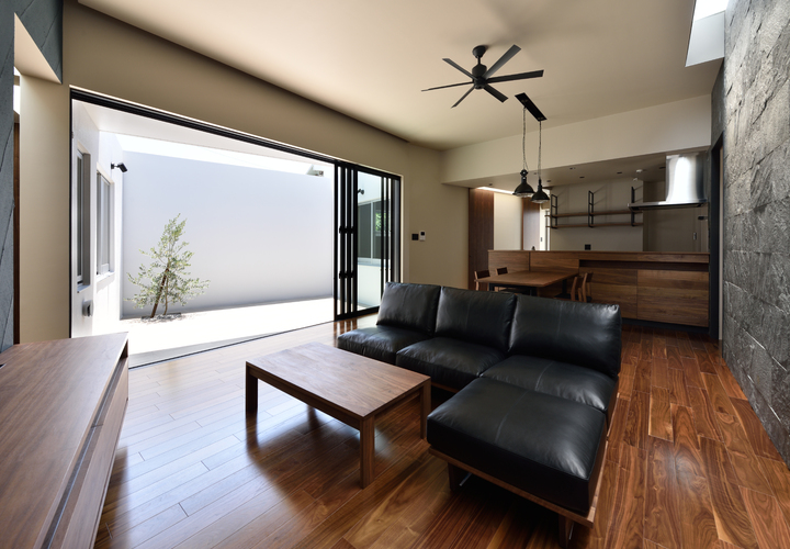 リビングから中庭を見る