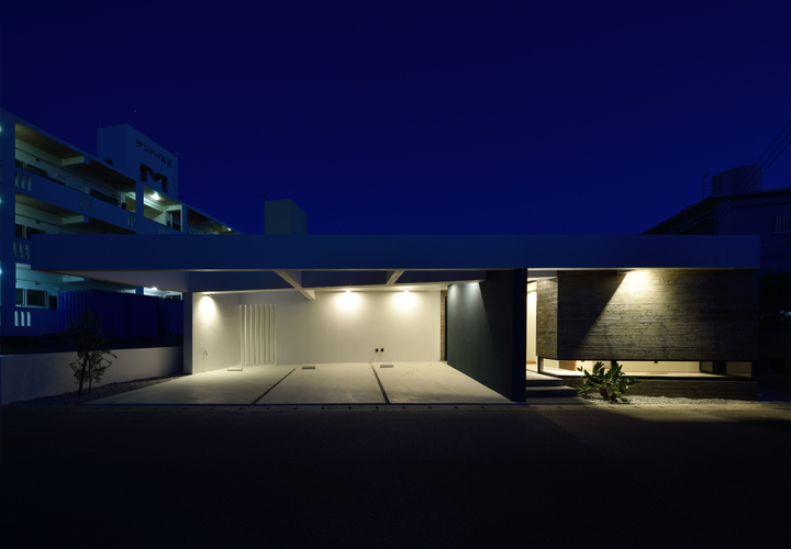 夜のファサード