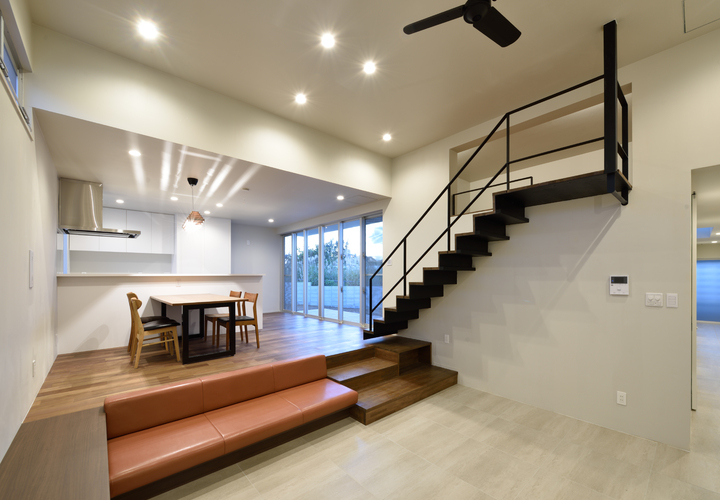 ロフトにつながるリビングイン階段