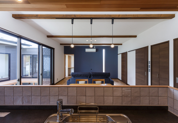 キッチンからリビングダイニングを見る