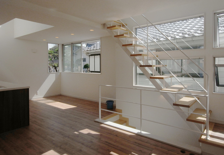 南面にスチール階段で採光確保