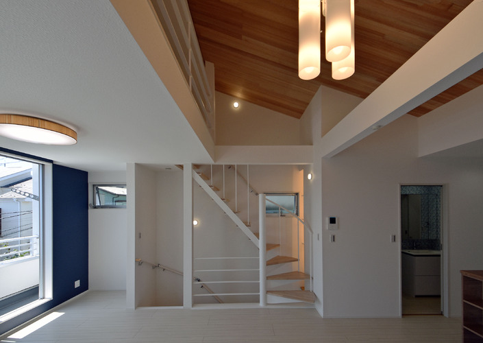 天井に羽目板を貼った家