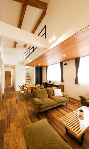 ロフトとつながる2階リビング。