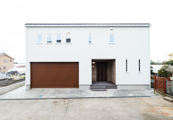 真っ白な四角いガルバリウムの外観。