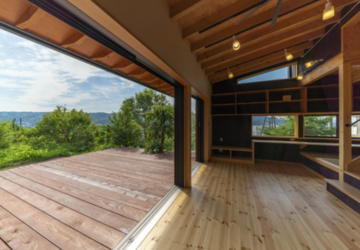 リビングとデッキテラス