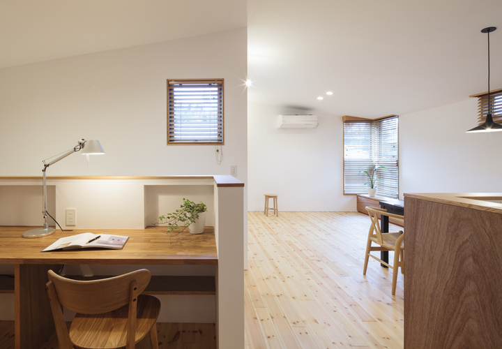 キッチンの側のデスク