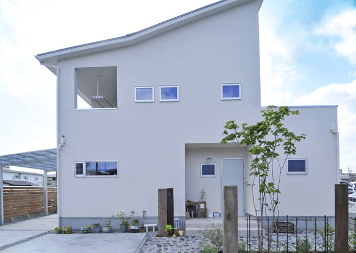 インテリアと吹き抜けが魅力 光あふれるナチュラルな家