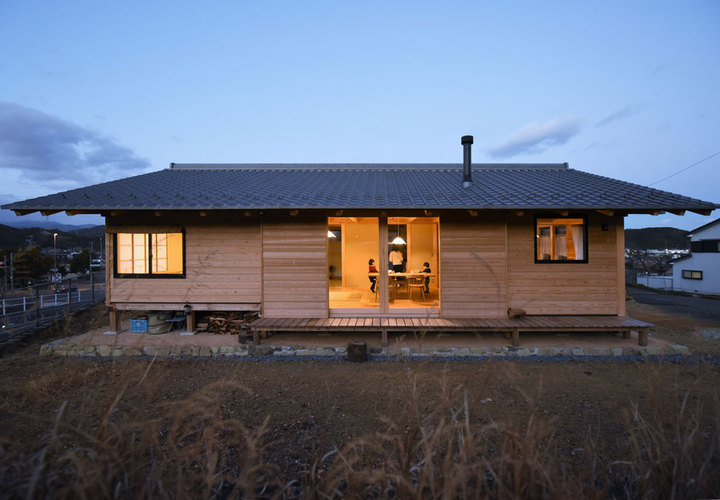 石の上に立つ「木と土の家」