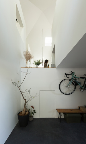 四つ角の家｜土間ガレージ