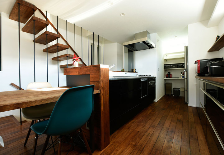 ダークトーンでまとめたキッチン