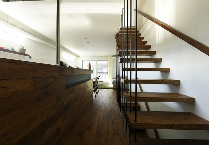 キッチンからリビング方向を見る