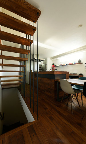 大迫力のストリップ階段