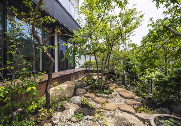 縁側から楽しむ和モダンの庭 Fevecasa フェブカーサ