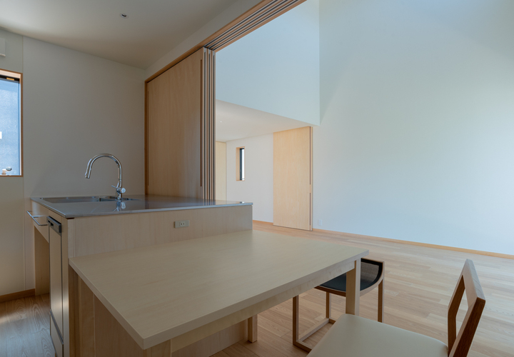 ダイニングからリビングを見る