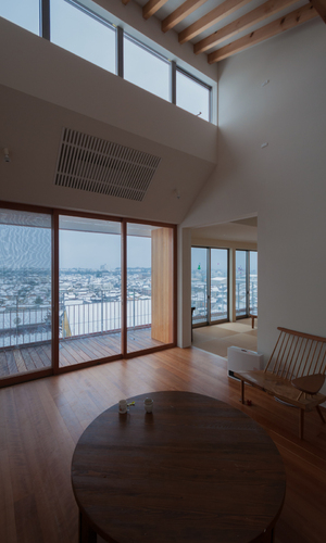 リビングからバルコニー越しに街を見下ろす