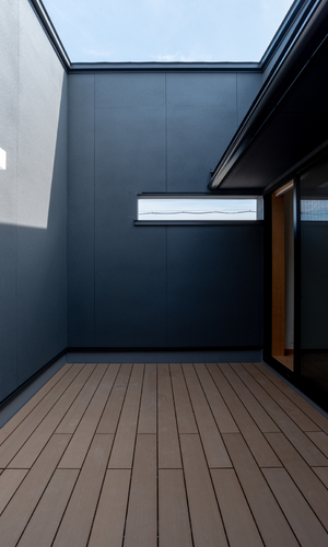 寝室のプライベートなバルコニー