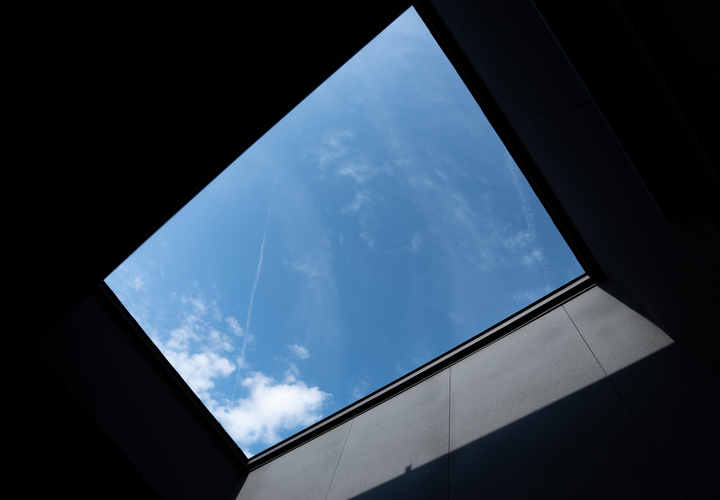 バルコニー上部を見る