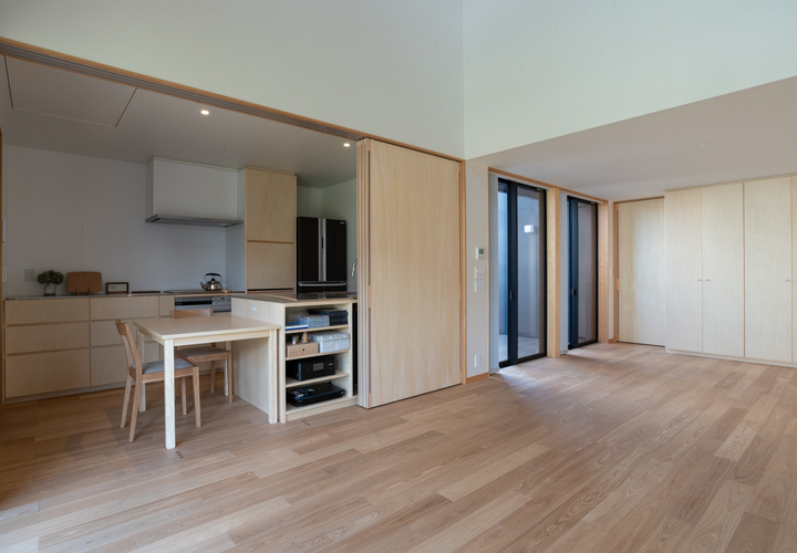 リビングからダイニング・キッチンを見る