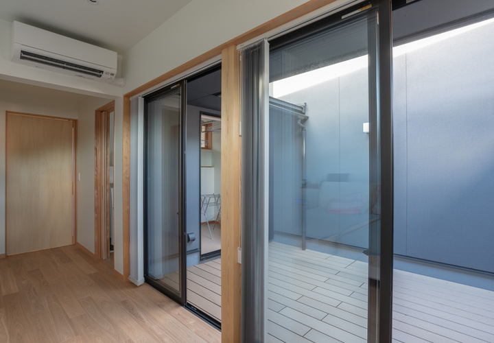 寝室とプライベートなバルコニー