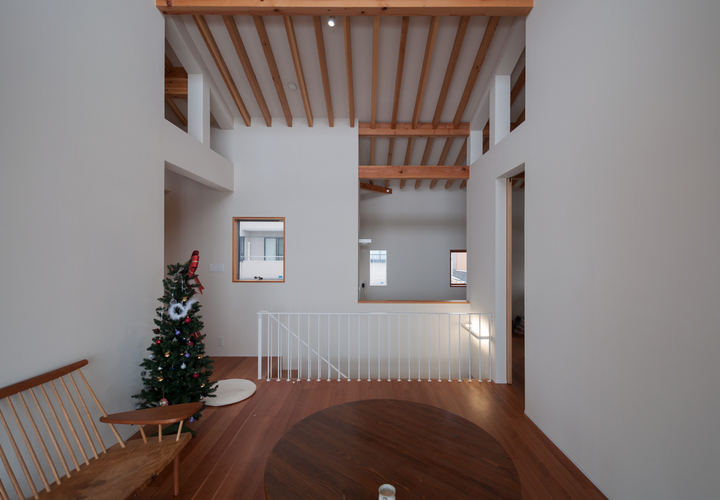 屋根垂木をあらわしたリビング