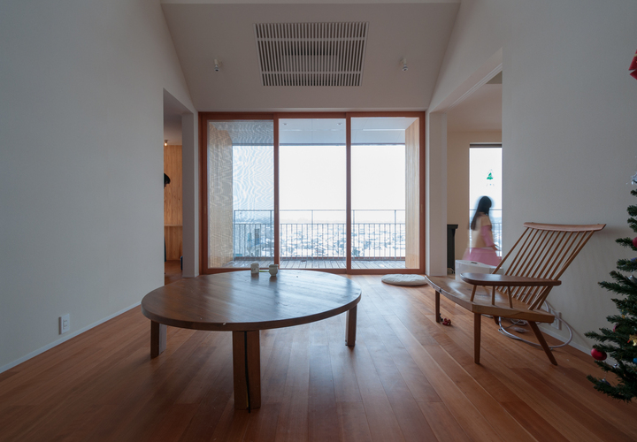 リビングからバルコニーを見る