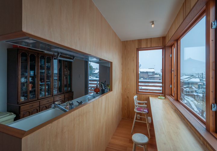 キッチンから窓辺を見る