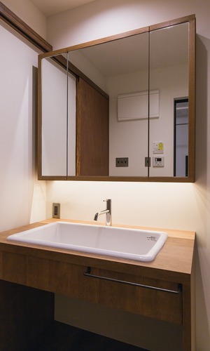 あえて小口を見せた洗面収納