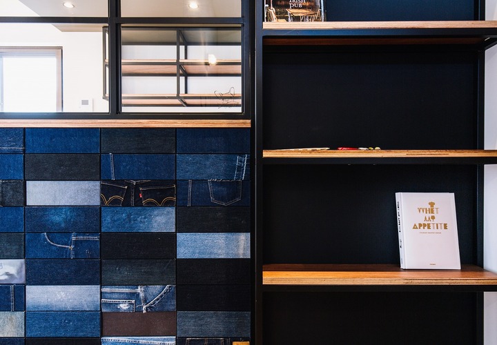 オリジナルデニムタイルを用いたキッチン