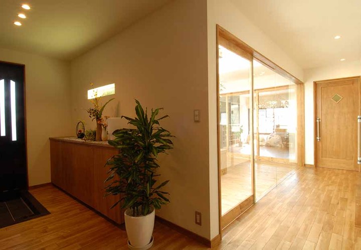 玄関から廊下、中庭