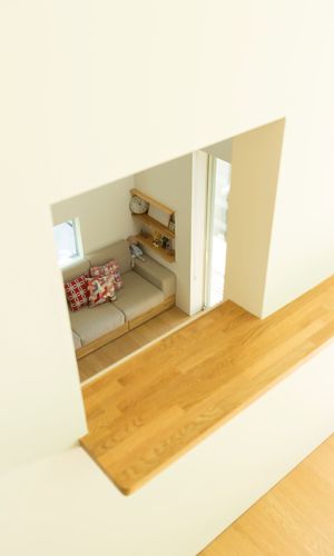 ベッドルームからリビングダイニングを望む