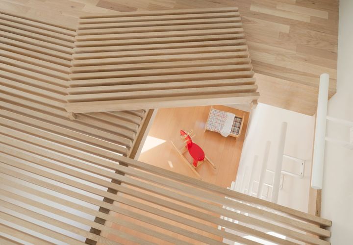 こども部屋とリビングダイニングをつなぐタラップ