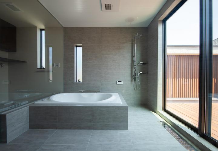 住宅地にリゾートのような開放感のあるバスルームを