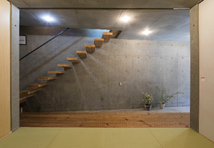 室内縁側の家 La Casa Intorno del Patio -by mcja