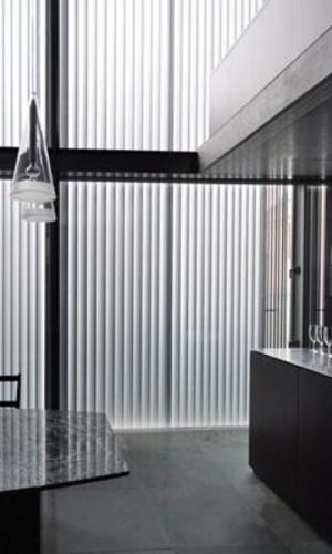 室内縁側の家 La Casa Intorno del Patio -by mcja