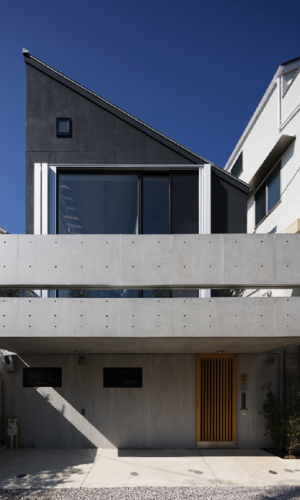 室内縁側の家 La Casa Intorno del Patio -by mcja