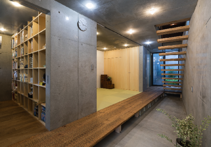 室内縁側の家 La Casa Intorno del Patio -by mcja