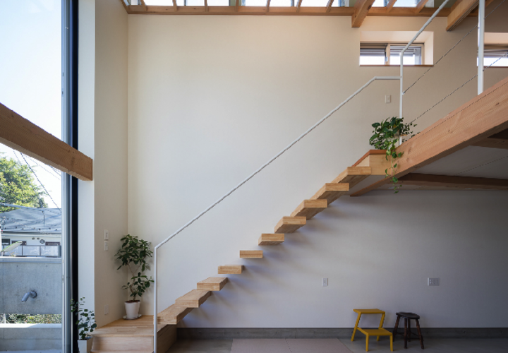 室内縁側の家 La Casa Intorno del Patio -by mcja