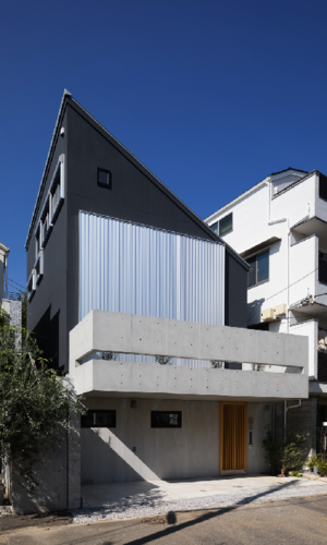 室内縁側の家 La Casa Intorno del Patio -by mcja