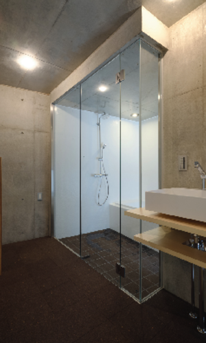 室内縁側の家 La Casa Intorno del Patio -by mcja