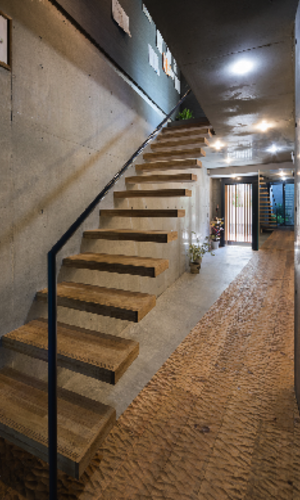 室内縁側の家 La Casa Intorno del Patio -by mcja