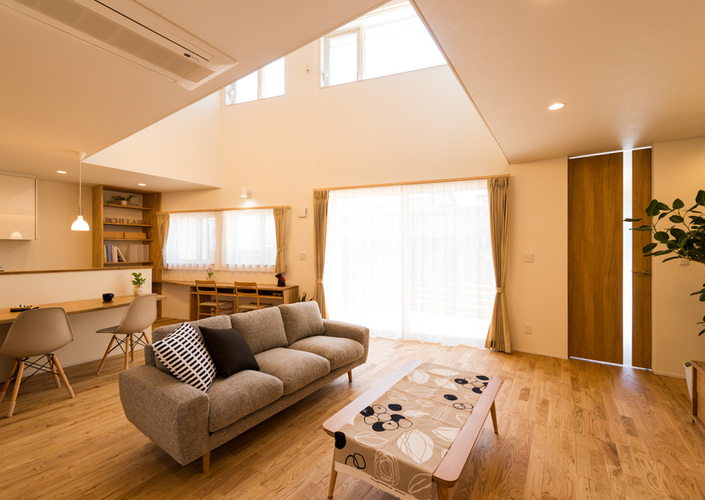 大きな吹き抜けと斜めデザインが特徴の家族が楽しく暮らす家