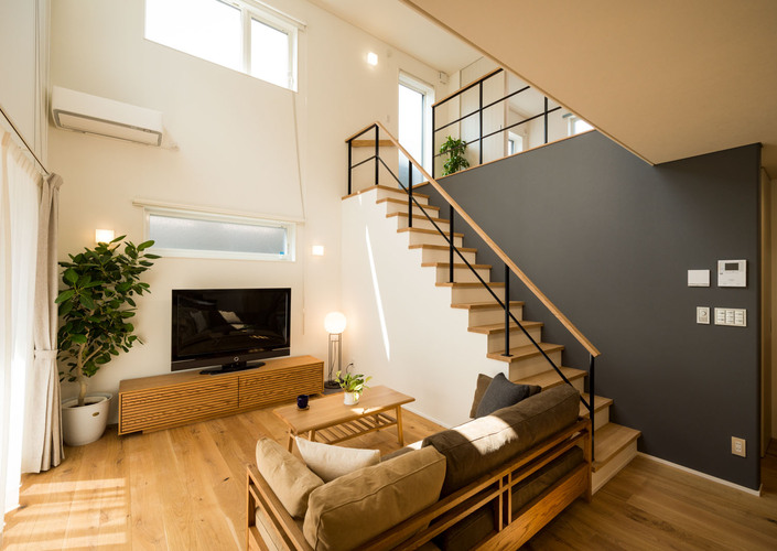 光が降りそそぐ大きな吹抜けを中心に､家族がつながる家