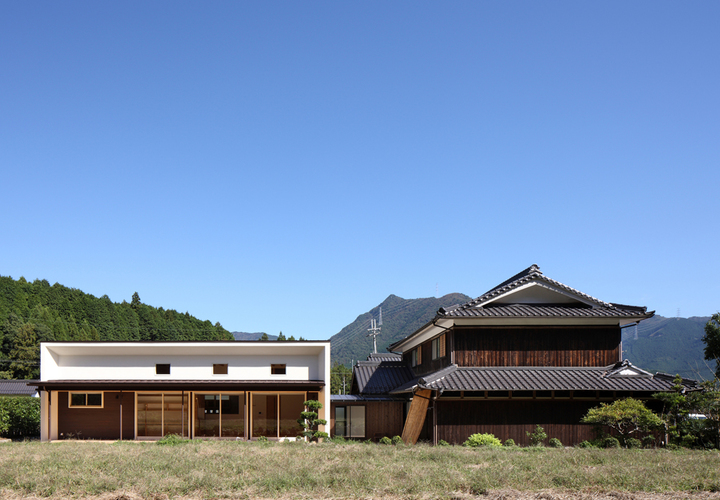ふるさとの風景に並んで建つ