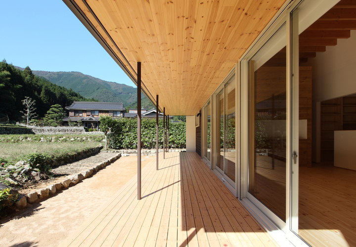 縁側のようなデッキ