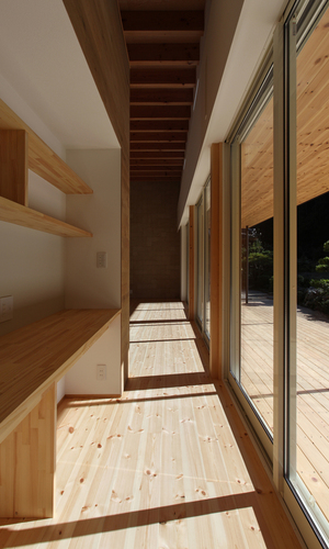 リビングに近いデスクコーナー