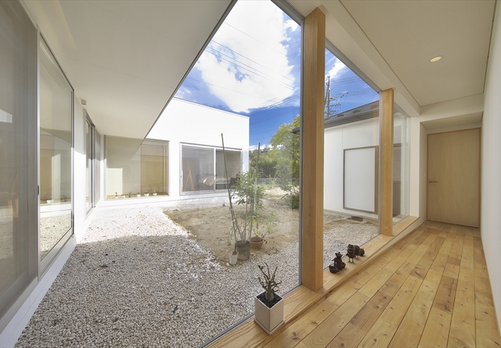 内部より中庭を眺める