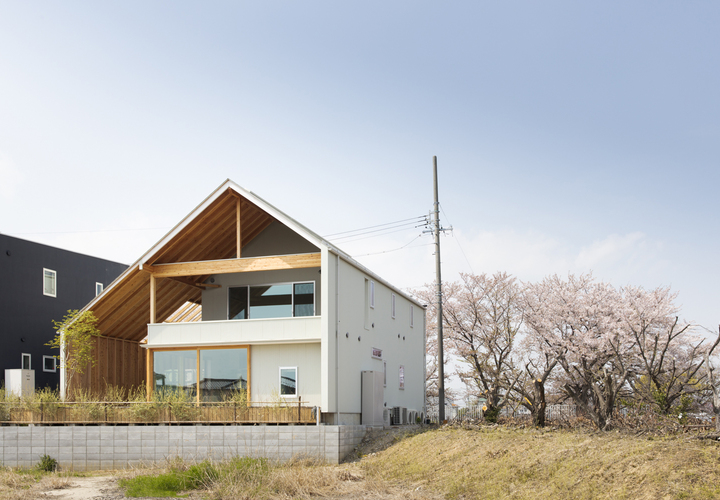 北東より外観を眺める