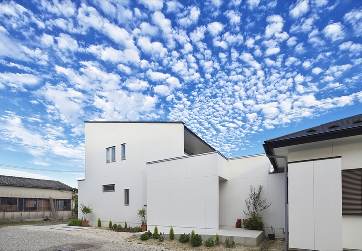 南西より外観を眺める。