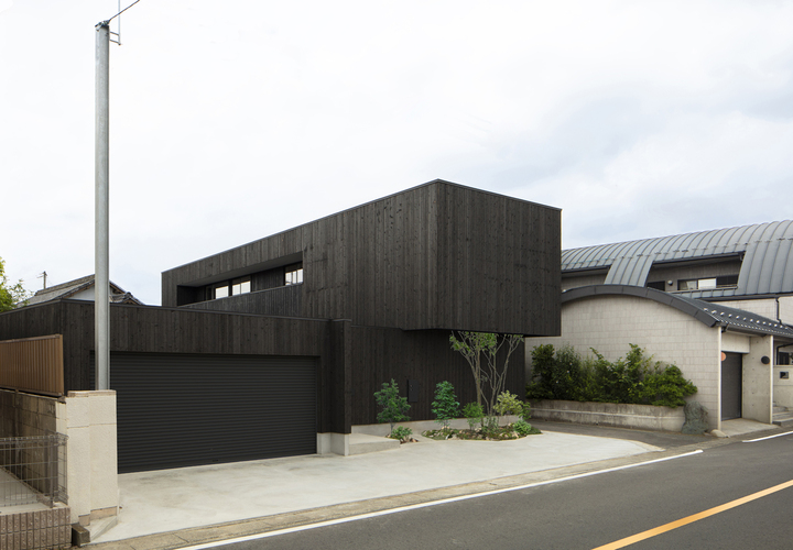 南東より外観を眺める